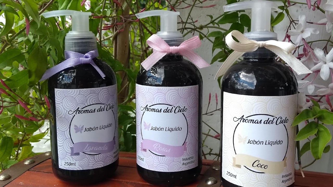 Aromas Del Cielo Boutique interior en Castelar con estanterías de madera, velas aromáticas y difusores ultrasónicos encendidos