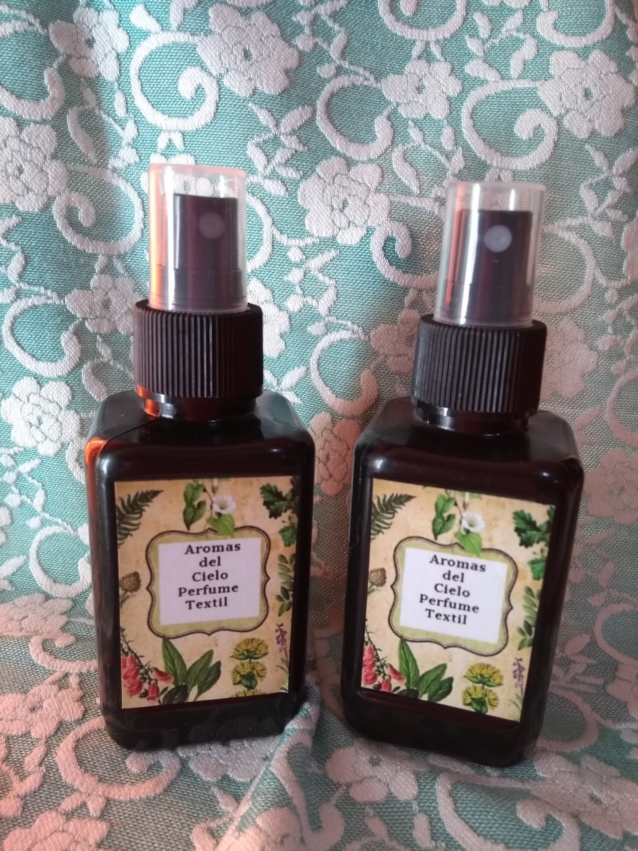 Difusor cerámico ultrasónico emitiendo vapor de aromaterapia junto a aceites esenciales