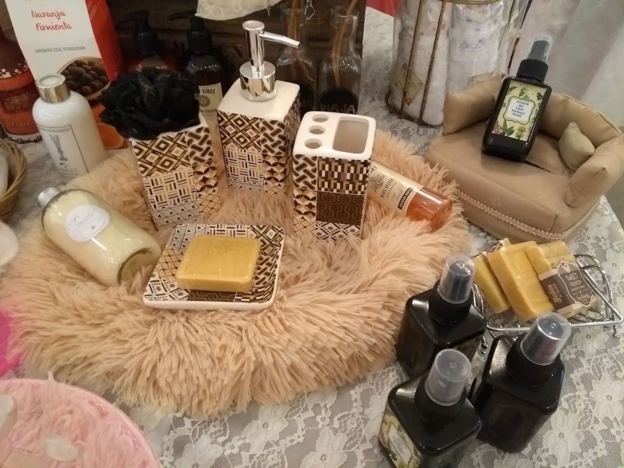 Difusor cerámico emitiendo vapor zen con frascos de aceites botánicos